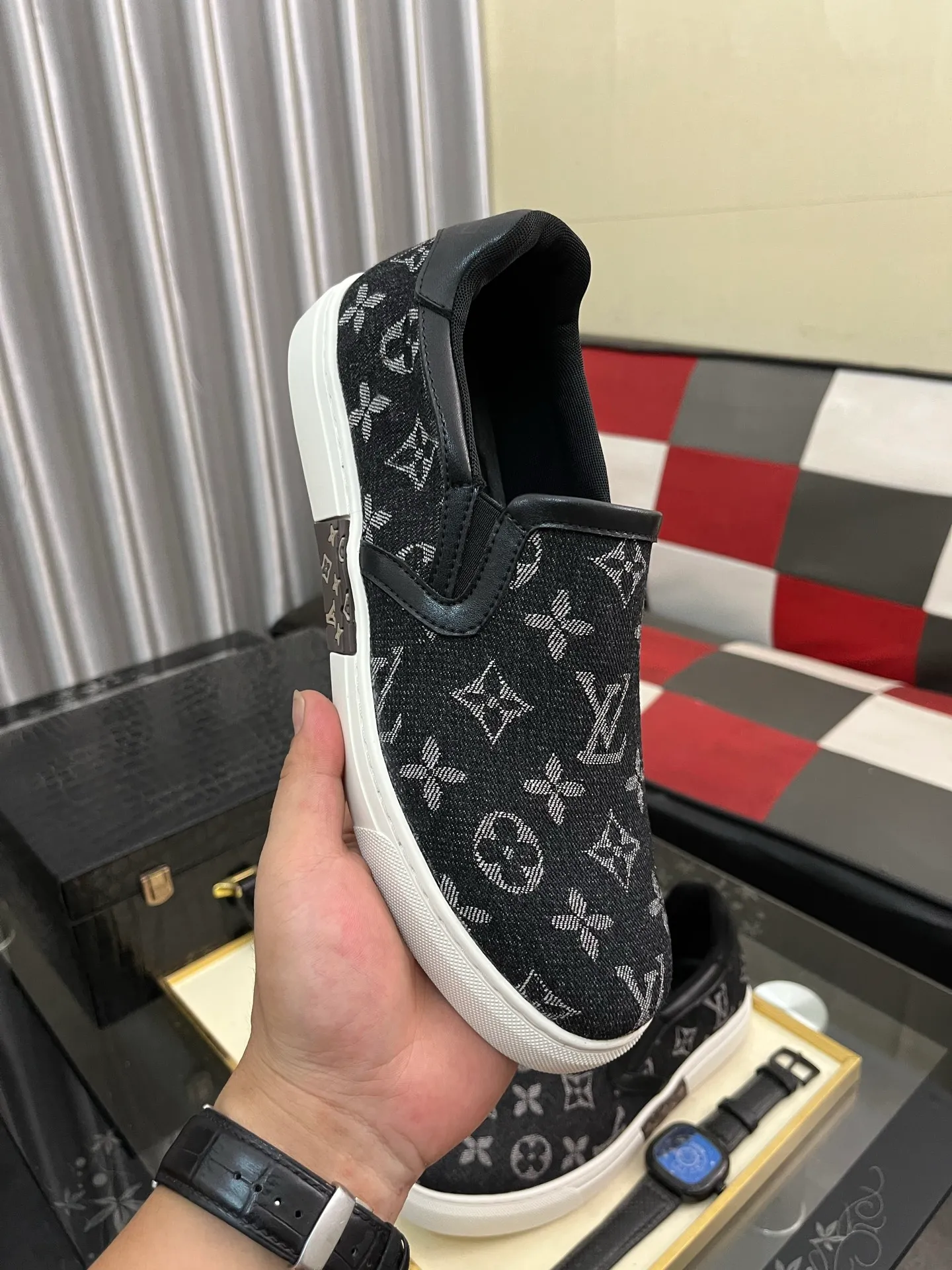 Men's shoes 💰400⌚️⌚️LV's new men's high-end casual sports shoes, using imported first-layer cowhide silk screen printing brand lougou, original ultra-light tpu outsole, wear-resistant and comfortable, Monogram lougou embellished rubber outsole, breathable mesh lining, versatile classic style! Size: 38-442️⃣Colors available